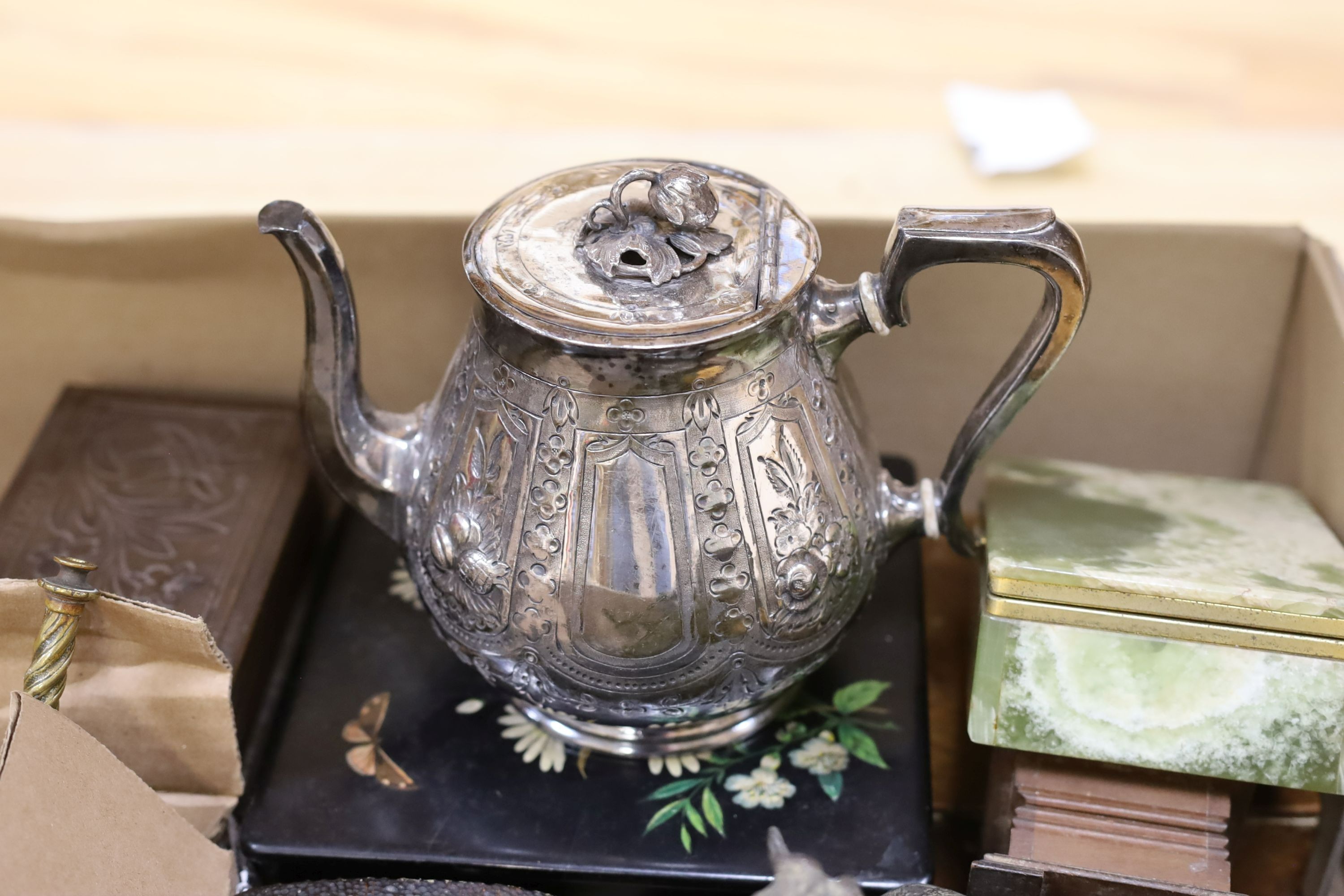 A selection of assorted miscellaneous items, to include an onyx box and lighter and other ornamental curios (1 box)